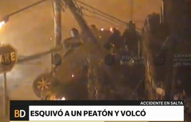 Esquivó a un peatón imprudente y volcó