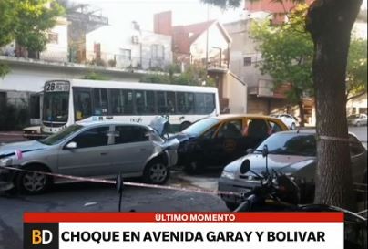 Fuerte choque en Av. Garay y Bolívar