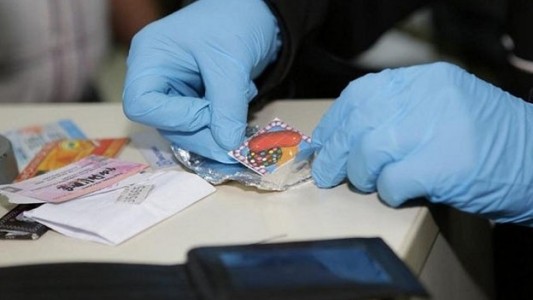 Intentaron ingresar droga al país disimulada en stickers de "Candy Crush"