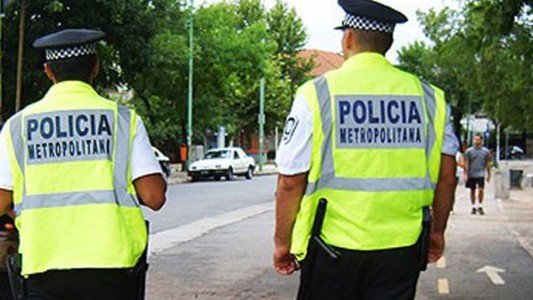 Juzgan a tres policías de la Metropolitana filmados cuando le pegaban a un indigente