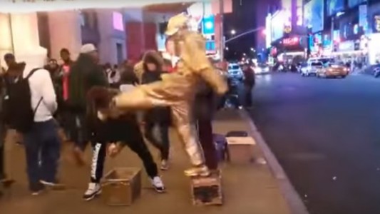 Video: así defiende su recaudación una estatua viviente