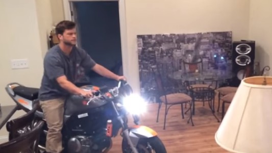 Video: final anunciado para el hombre que quiso probar la moto en su living