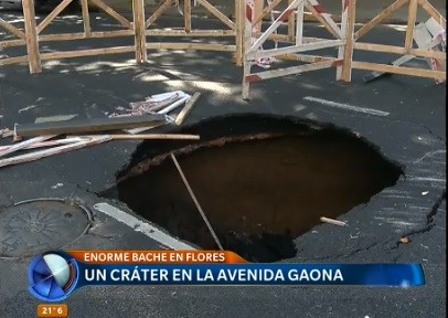 El cráter gigante que apareció en plena avenida Gaona en Floresta