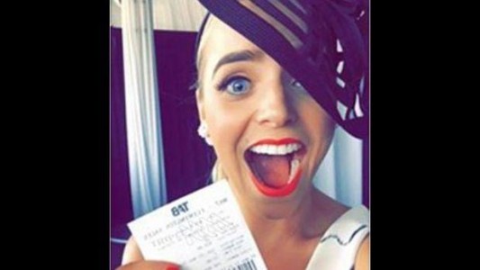 Perdió un premio por publicar una "selfie" con el billete ganador