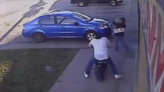 Video: atropelló a una mujer con la moto en la vereda y huyó