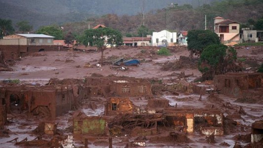 Un pueblo en Brasil quedó sepultado bajo lodo tóxico: temen decenas de muertos