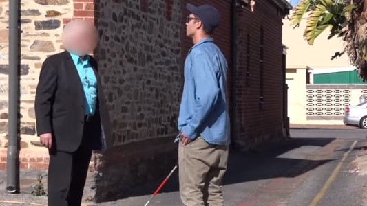 Experimento: Se hace pasar por ciego para poner a prueba la honestidad de la gente