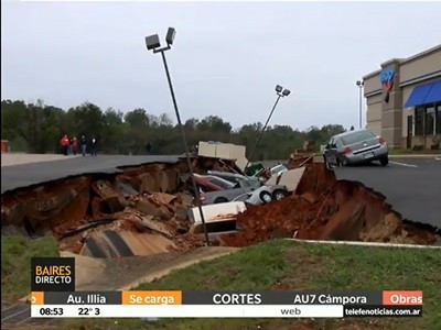 Una grieta se tragó 14 autos en los EEUU