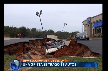 Una grieta se tragó 12 autos en Estados Unidos