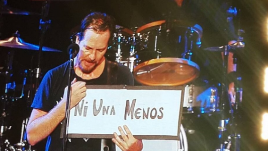 Pearl Jam se sumó a la campaña "Ni una menos" en medio de su recital