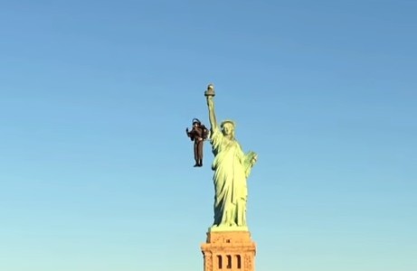 Video: un hombre paseó por Nueva York con su mochila voladora
