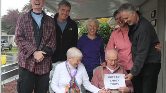 #EsViral Adultos mayores sonríen en la "última foto en familia"