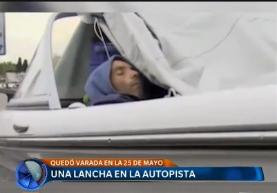 Una lancha en la autopista