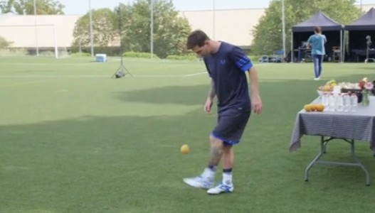 Messi y los jueguitos con una naranja que estallaron en las redes