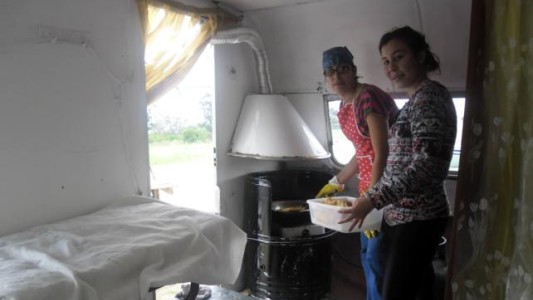 Una adolescente vende tortas fritas en la ruta para pagar la fiesta de 15