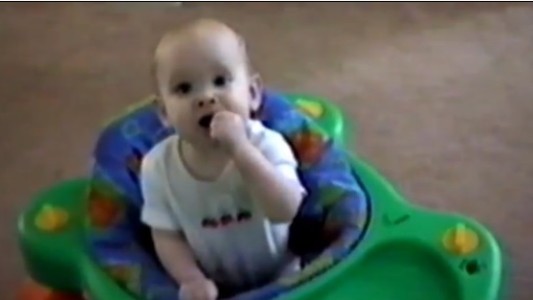 Grababa las travesuras de su bebé y captó a otro hijo ahorcándose