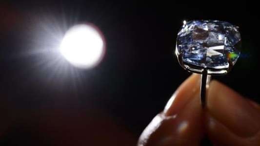 Le regaló a su hija de 7 años un diamante valuado en 48 millones de dólares