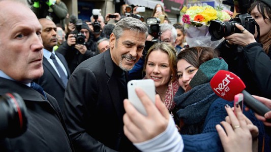 George Clooney visitó una cafetería social en Edimburgo y desató la locura de sus fans