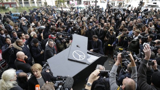 Un pianista homenajeó a las víctimas con "Imagine" frente al Bataclán