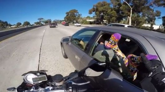 #EsViral No saques nunca los pies por la ventanilla