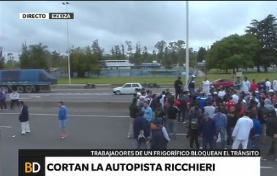 Trabajadores de un frigorífico cortan otra vez la Autopista Ricchieri