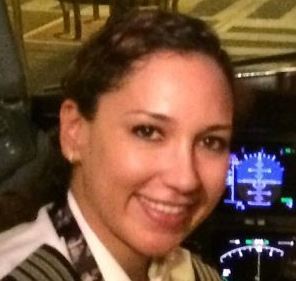 La primera piloto comandante de Bolivia tiene 26 años