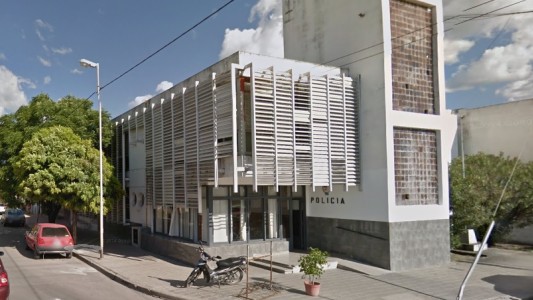 Tres presos se escaparon caminando por la puerta principal de una comisaría