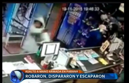 Robaron, dispararon y escaparon: quedó grabado