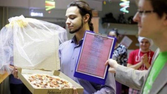La historia del joven ruso que se casó con una pizza