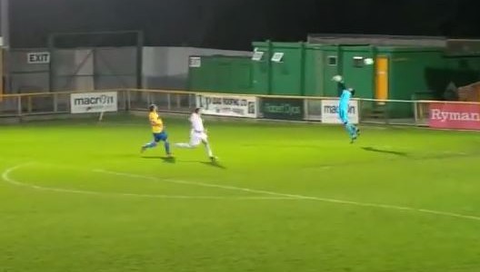 Un gol de media cancha hecho por el viento