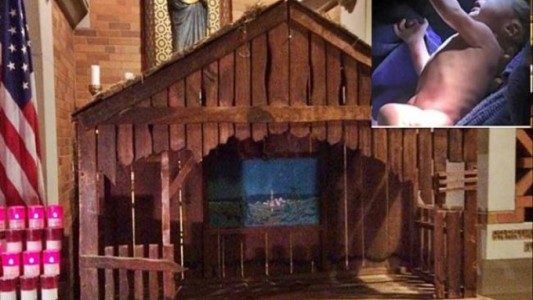 Abandonan a un bebé recién nacido en la cuna del pesebre de una iglesia en Estados Unidos
