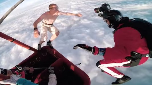 Saltó al vació desde 4.000 metros de altura sin paracaídas y se volvió viral