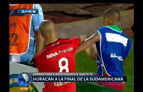 Carlos Sánchez pidió disculpas por haber agredido a un juvenil alcanza pelotas de Huracán