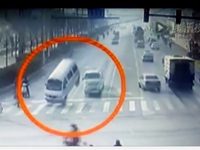 #EsViral Autos que levitan al llegar a un semáforo