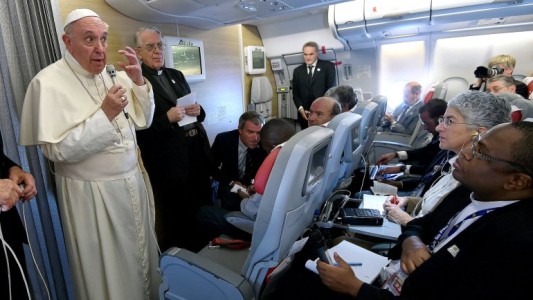 El papa Francisco advierte que el mundo está "al borde de un suicidio"