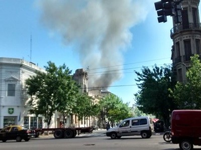 Voraz incendio en un edificio de la Boca