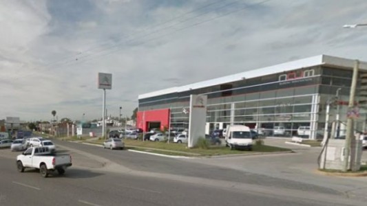 Simularon ser clientes y se robaron dos autos de una concesionaria