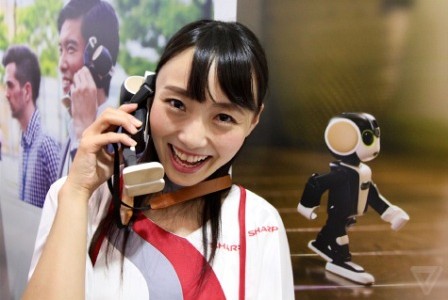 Presentan un robot que reconoce personas y es teléfono inteligente