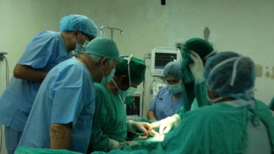 Lo operaron a corazón abierto y días después lo llamaron para avisarle que le dejaron un broche