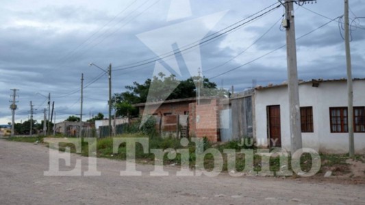 Intentó degollar a su mujer y sus hijos lo apuñalaron