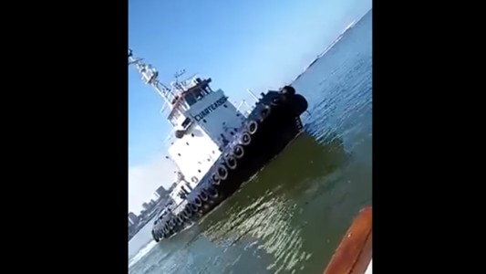 Video: impresionante choque de dos barcos en el puerto de Mar del Plata