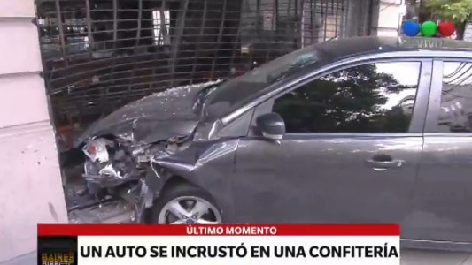 Un auto se incrustó en un bar