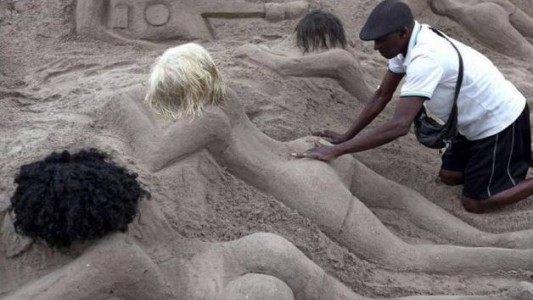 Quieren prohibir las esculturas sexy de arena en Copacabana