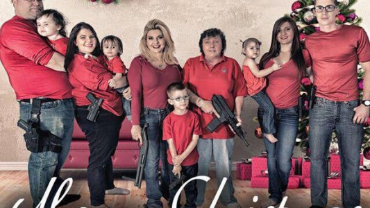 Polémica postal de Navidad de una congresista y su familia con armas