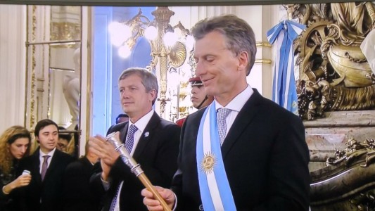 Macri en la Casa Rosada recibe los atributos del mando