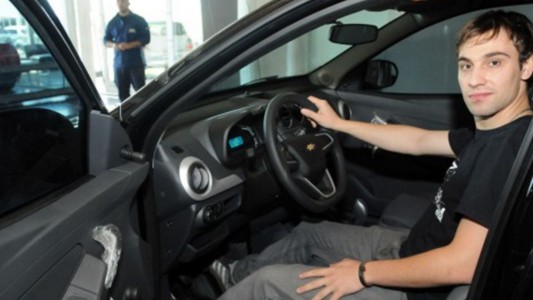 El joven que compró un auto 0km durante la presidencia de Pinedo