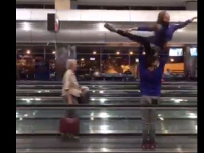 #EsViral El ballet que se entretniene mientras espera en el aeropuerto