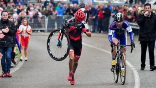 Se le rompió la bici y su rival no quiso pasarlo