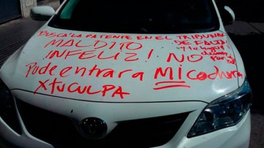 Le pintaron el auto con lápiz labial por estacionarse frente a una cochera ajena