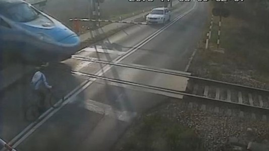 Video: ciclista chocó contra un tren